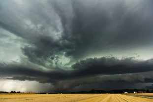 super-cell-shelf-cloud-squall-line-storm-front